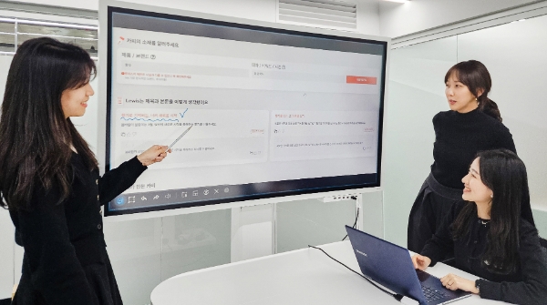 현대백화점 직원들이 스마트TV를 활용해 AI 카피라이터 '루이스'를 시연하고 있는 모습.