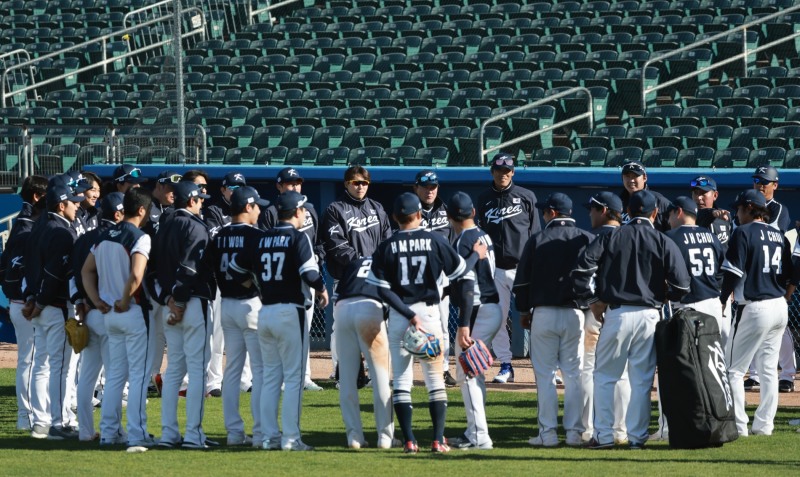 25일 kt위즈와 연습경기를 마친 대표팀이 미팅을 갖고 있다.