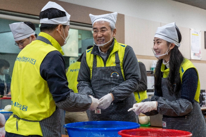 NH농협금융은 24일, 경기도 소재 장애인복지시설 무지개동산 예가원에서 농산물 나눔 및 봉사활동을 실시했다. 이석준 NH농협금융지주 회장(가운데)과 봉사단원이 입소자들의 점심식사를 위한 재료 손질을 하고 있다./ 사진 = 농협금융지주 제공