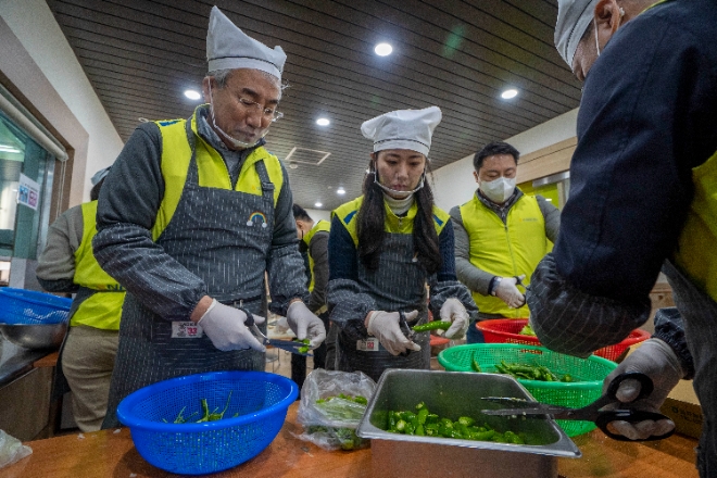 NH농협금융은 24일, 경기도 소재 장애인복지시설 무지개동산 예가원에서 농산물 나눔 및 봉사활동을 실시했다. 이석준 NH농협금융지주 회장(왼쪽)과 봉사단원이 입소자들의 점심식사를 위한 재료 손질을 하고 있다.