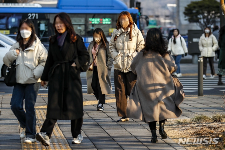 지난 23일 오전 서울 세종대로 인근에서 시민들이 이동하고 있다. 기상청은 서울 오전 최저기온이 영하 1.7도, 오후 최고기온이 6~13도로 큰 일교차를 주의할 것을 당부했다.