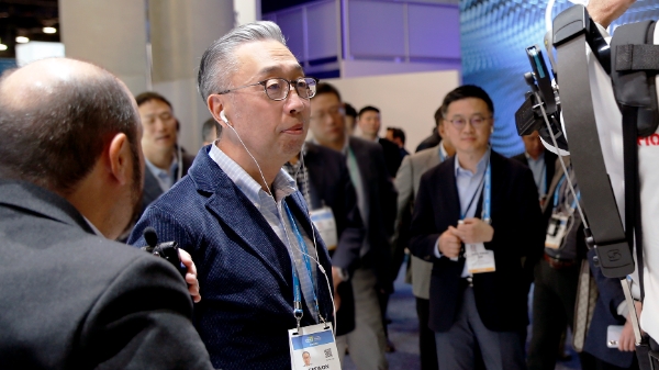 (자료 사진)박지원 두산그룹 부회장이 미국 ‘CES 2020’ 현장에서 글로벌 모빌리티 기업 전시관을 방문해 최신 기술 현황을 살피고 있는 모습.