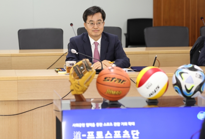 김동연 경기도지사가 24일 오전 경기도청 다목적회의실에서 열린 도-프로스포츠단 참여,기회,나눔의 업무협약식에서 인사말을 하고 있다. (사진=경기도)