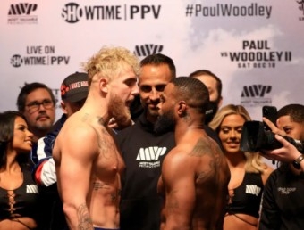 경기 전 눈싸움을 벌이는 제이크 폴(왼쪽)과 토미 퓨리(사진=게티)