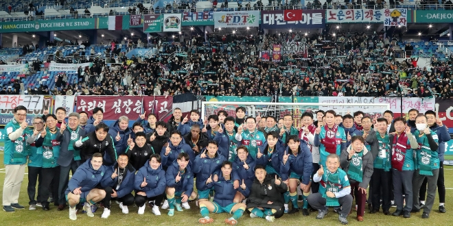 하나금융그룹의 프로축구단 ‘대전하나시티즌’은 지난 26일 8년 만에 1부리그로 승격 후 맞은 ‘하나원큐 K리그1 2023’ 홈 개막전에서 2-0의 화끈한 승리를 이끌며 대전 팬들에게 감격의 첫승을 선물했다. ‘대전하나시티즌’의 구단주인 함영주 하나금융그룹 회장(사진 앞에서 3번째줄 가운데 왼쪽)과 이장우 대전시장(사진 앞에서 3번째줄 가운데 오른쪽)이 선수단 및 그룹 관계자들과 홈 개막전 승리를 축하하는 기념사진을 촬영하고 있다.