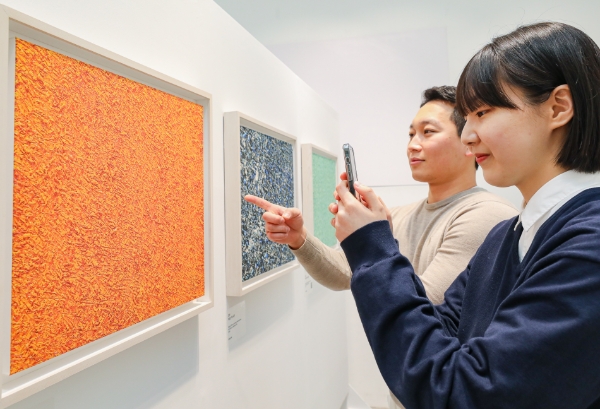현대프리미엄아울렛 김포점에서 열린 '아트 페어 김포 블루밍 아트(Blooming Art)'에서 고객들이 작품들을 감상하고 있는 모습.