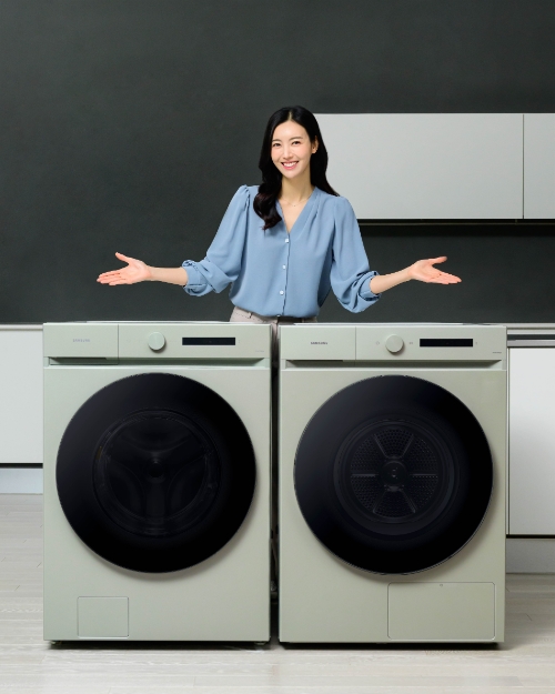 삼성전자 모델이 친환경과 인공지능(AI) 기능이 대폭 강화된 '비스포크 그랑데 AI' 세탁기와 건조기 신제품을 소개하고 있는 모습 / 사진제공:삼성전자