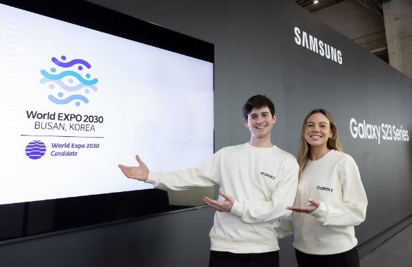 삼성전자가 'MWC 2023'이 개최중인 피라 그란 비아(Fira Gran Via)의 갤럭시 전시 부스에서 '2030 부산엑스포' 응원메시지를 담은 홍보 영상을 상영하며 박람회 유치 활동을 알리고 있다. / 사진제공:삼성전자