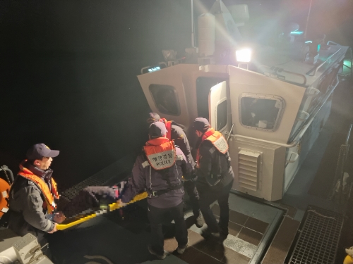 응급환자 이송 (사진제공 = 목포해양경찰)