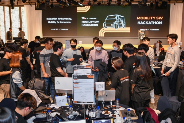 현대모비스가 진행한 〈모빌리티 SW 해커톤〉 대회에서 대학생들은 공유, 연결, 사용자 경험을 주제로 창의적 아이디어를 발산했다. / 사진제공:현대모비스
