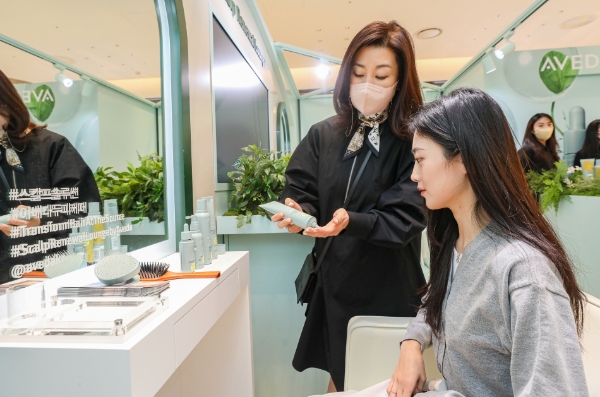 더현대 서울 1층 아베다 팝업스토어에서 고객이 상담받는 모습. / 사진제공:현대백화점