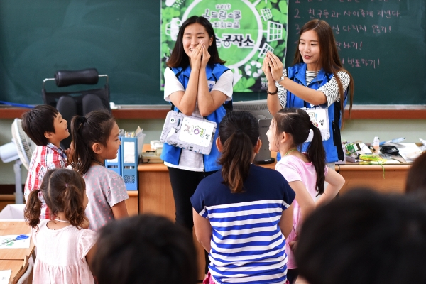 농촌재능나눔활동지원사업에 참여한 단체가 교육 봉사할동을 하고 있다. / 사진제공:한국농어촌공사
