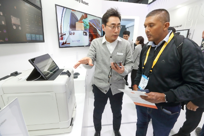KT가 스페인 바르셀로나에서 열린 MWC 2023에서 Robot Makers 및 콜드체인 시스템을 탑재한 로봇을 공개했다. 사진은 27일(현지시간) KT 전시관 내에서 관람객이 KT 로봇 메이커스 플랫폼을 체험하고 있는 모습. (사진 = KT 제공)