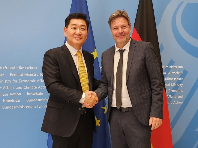 삼성전자 DX부문장 한종희 부회장이 27일(현지시간) 독일 베를린에서 로베르트 하베크 부총리를 만나 지속가능성과 친환경에 대해 논의하고 '2030 부산엑스포' 유치 지지를 요청했다. (사진 = 삼성전자 제공)