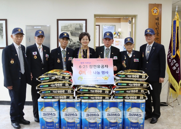 (왼쪽 네번째부터) 조은주 NH농협은행 서울본부장, 류재식 6·25 참전 유공자회 서울시지부장이 전달식 기념사진 촬영을 하고 있다. / 사진제공:NH농협은행