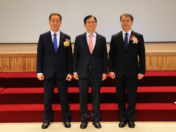 한전KPS(사장 김홍연·가운데)는 2월 28일 조영래(왼쪽), 전호광(오른쪽) 신임 상임이사의 취임식을 가졌다.