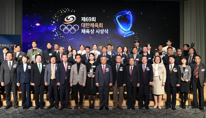 체육대상에 펜싱 최인정 수상…대한체육회 체육상에 최우수상은 배드민턴 겸혜정, 펜싱 오상욱 선정돼