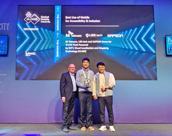 SK텔레콤은 세계적 권위의 'GSMA 글로벌 모바일 어워드(GLOMO) 2023'에서 소셜 벤처 LBS테크·AI반도체 기업 사피온 코리아와 함께 위치 측위 AI 기술 ‘VLAM’을 적용한 고정밀 위치 기반 시각장애인용 내비게이션 ‘G-EYE 플러스’로 수상에 성공했다고 1일(바르셀로나 현지시간) 밝혔다.