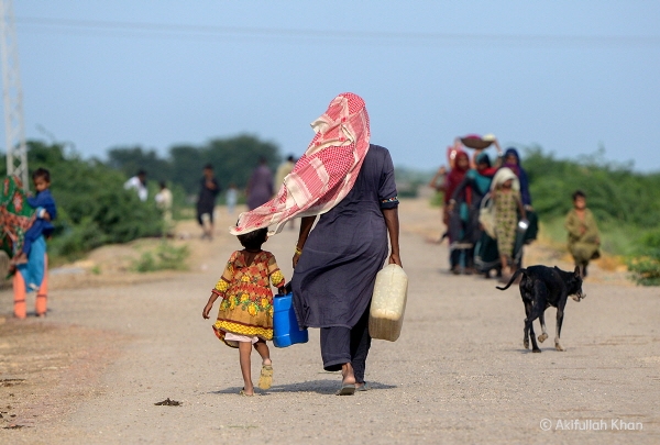파키스탄 신드주 잠쇼로 지구에서 아이와 가족들이 깨끗한 물을 구하기 위해 나서고 있다ⓒ Akifullah Khan , 세이브더칠드런 제공