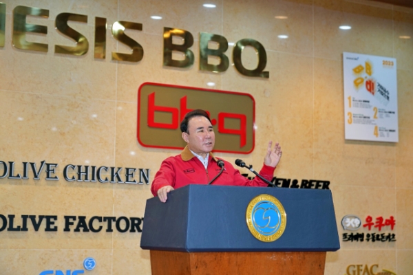 윤홍근 제너시스BBQ 그룹 회장이 28일 치킨대학에서 신입사원 교육에서 인사말을 전달하고 있다. / 사진제공:BBQ