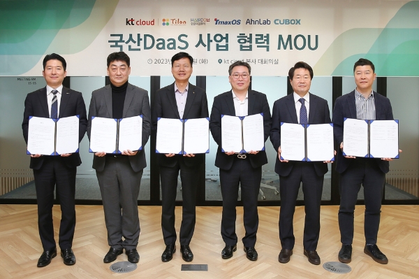 틸론 최백준 대표, 한글과컴퓨터 진성식 사업본부장, kt cloud 윤동식 대표, 티맥스오에스 심훈 상무, 안랩 강석균 대표, 씨유박스 남운성 대표(왼쪽부터)가 협약 체결 후 기념사진을 촬영하고 있다.