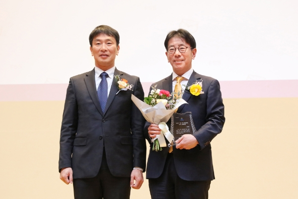 지난달 28일 금융감독원에서 진행된 1사1교 금융교육 우수 사례 시상식에서 (왼쪽)이복현 금융감독원장과 (오른쪽) 이재근 KB국민은행장이 기념촬영을 하고 있다. / 사진제공:KB국민은행