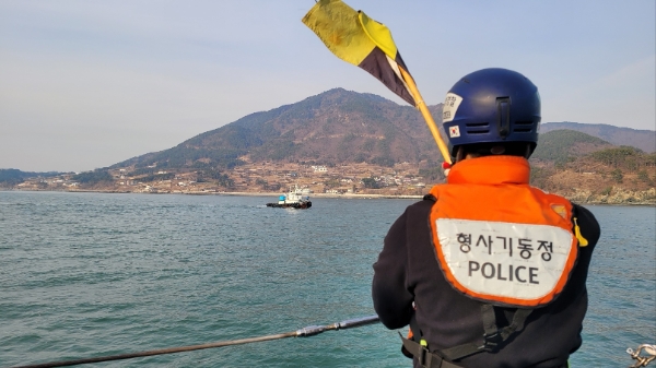 예부선을 검문검색 (사진제공 = 여수해양경찰서)