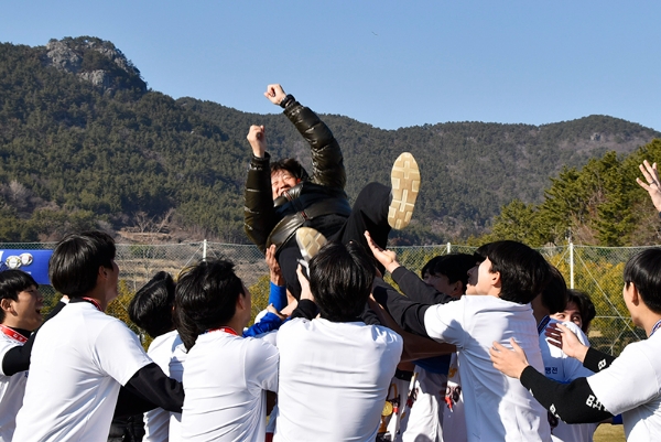 △ 선수들에게 우승 헹가레를 받는 박종관 감독.