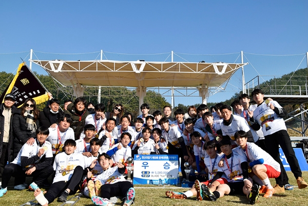 △ 우승을 차지한 단국대학교 축구부 단체사진 촬영.