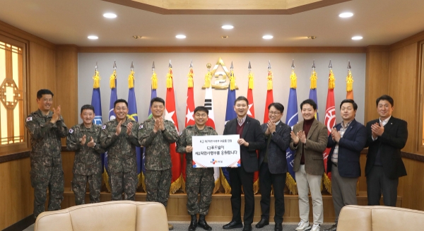 CJ푸드빌이 2일 대구 수성구에 위치한 육군 제2작전사령부를 찾아 위문품을 전달했다. 김찬호 CJ푸드빌 대표(가운데 오른쪽)와 신희현 육군 제2작전사령관(가운데 왼쪽)을 비롯한 관계자들이 위문품 전달식에서 기념 촬영을 하고 있다. / 사진제공:CJ푸드빌