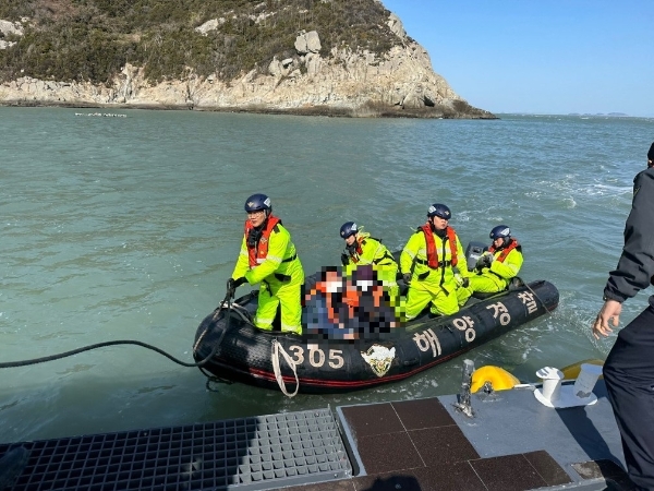 응급환자 이송 (사진제공 = 목포해양경찰서)