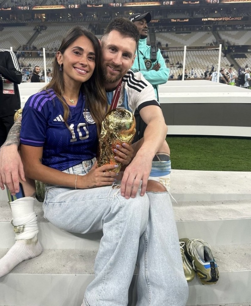 '2022 카타르 월드컵' 프랑스와의 결승전에서 우승을 차지한 리오넬 메시(35·아르헨티나)가 지난해 12월 19일(한국시간) 루사일 스타디움에서 아내 안토넬라 로쿠소와 기쁨을 나누고 있다. [안토넬라 로쿠소 인스타그램 ] 