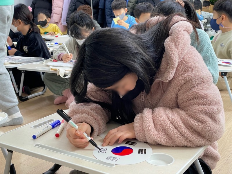 세계교육문화원, 삼일절 기념 ‘태극기 만들기 역사 교육’ 진행