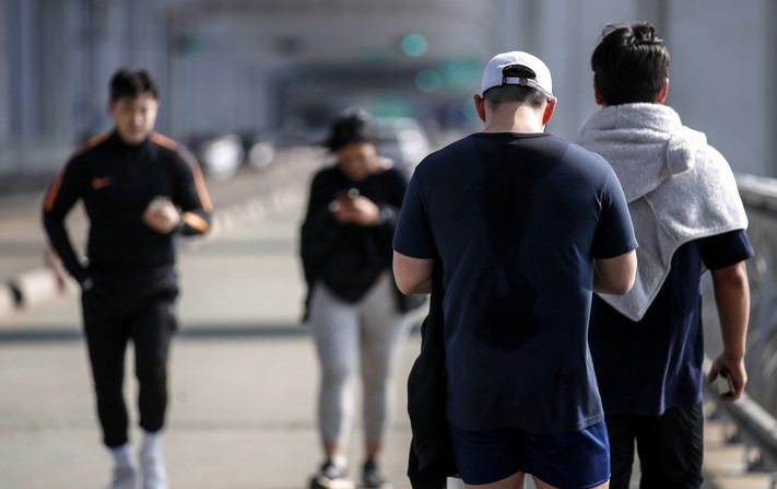 완연한 봄날씨를 보인 3일 오후 서울 서초구 잠수교를 찾은 시민들이 가벼운 옷차림으로 운동을 하고 있다.