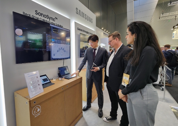 사진 1~5. 3월 1일부터 5일까지 오스트리아 빈에서 개최된 '유럽영상의학회 2023' 삼성 부스에서 관람객들이 삼성의 다양한 영상 진단 기기를 살펴보고 있다.