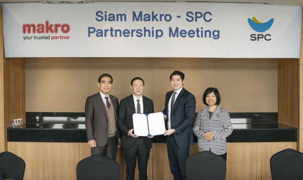 지난 2월 서울 코엑스 인터콘티넨탈호텔에서 진행한 ‘태국 베이커리 공동 사업을 위한 파트너쉽 업무 협약식’에서 (왼쪽부터) SPC삼립 황종현 대표이사, SPC그룹 허희수 부사장과 마크로 태국 CEO 타닛 치라와논, 마크로 사업 그룹 CEO 사와락 티타판이 기념촬영을 하고 있다.