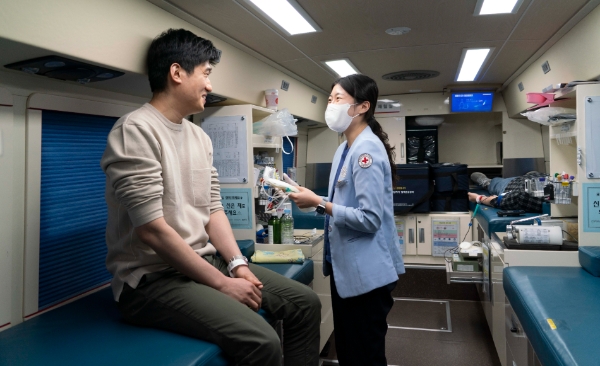 SK텔레콤은 혈액 수급난을 극복하기 위해 SK ICT 패밀리사 차원의 헌혈 릴레이를 이어가고 있다고 6일 밝혔다. / 사진제공:SKT