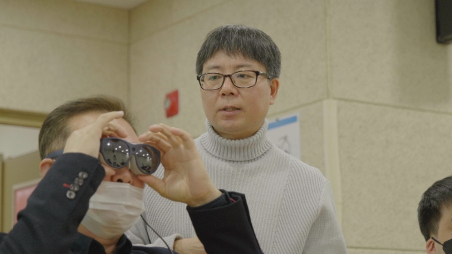삼성전자는 지난달 28일 경기도시각장애인복지관에 저시력 시각장애인을 위한 시각 보조 솔루션 '릴루미노' 30여대를 무상 시범 보급했다고 6일 밝혔다. 사진은 경기도시각장애인복지관의 시각장애인(좌측)이 릴루미노를 체험하고 있는 모습. (사진 = 삼성전자 제공)