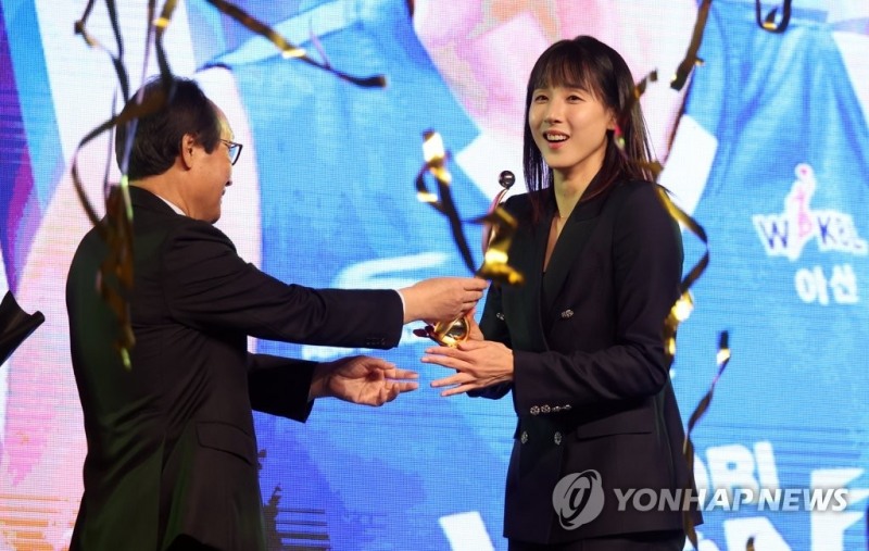 63컨벤션센터에서 열린 여자프로농구 정규리그 시상식에서 우리은행 김단비가 MVP상을 받고 있다. [연합뉴스]