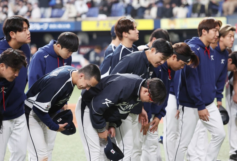 첫 공식연습경기에서 일본프로야구 오릭스 버펄로스에 패한 대표팀이 관중석을 향해 인사하고 있다.