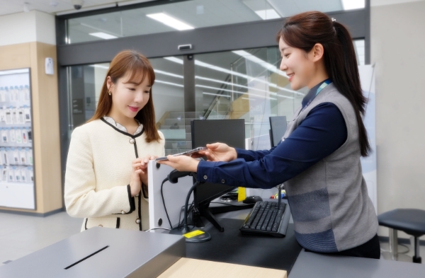 삼성전자서비스 임직원이 고객에게 서비스를 제공하는 모습. / 사진제공:삼성전자