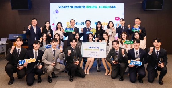 이석용 은행장이 직원 홍보모델 및 NH튜버들과 기념사진을 촬영하고 있다. / 사진제공:NH농협은행