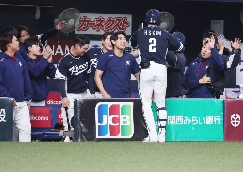 일본프로야구 한신타이거스와의 평가전에서 홈런을 날린 김혜성이 동료들의 환영을 받고 있다.[사진 연합뉴스]