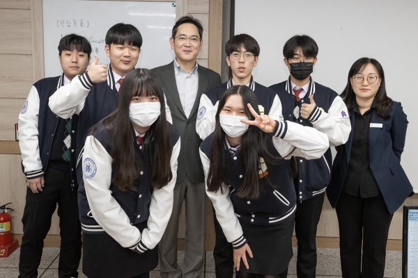 이재용 삼성전자 회장이 7(화)일 경북 구미시에 위치한 '구미전자공업고등학교'를 방문해 수업을 참관하고 학생들과 기념사진을 촬영하는 모습. / 사진제공:삼성전자