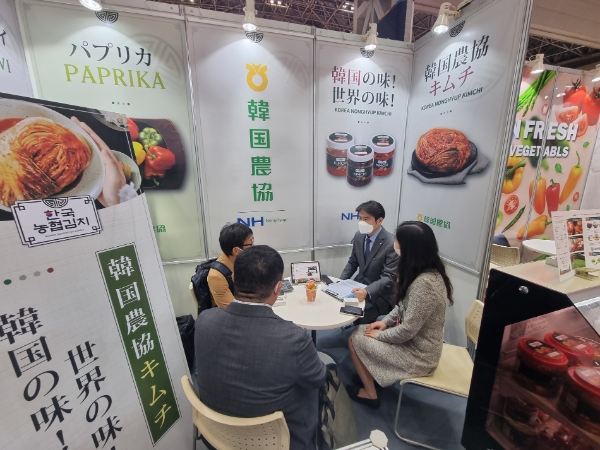 10일까지 일본 도쿄도 오다이바 도교국제전시장에서 열리는「2023 도쿄국제식품박람회」에서 농협관계자가 범농협 홍보관을 방문한 해외 유통바이어와 수출상담을 하고 있다. / 사진제공:농협
