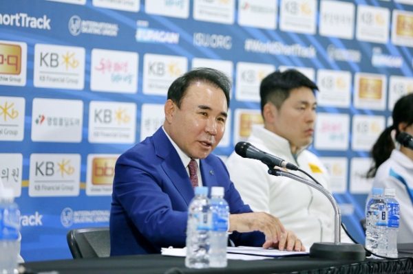 7일 오후, 윤홍근 ISU 세계 쇼트트랙 선수권대회 조직위원장이 KB금융 ISU 세계 쇼트트랙 선수권대회 2023 국가대표 선수단 미디어 데이' 행사에서 기자들 질문에 답변하고 있다. / 사진제공:BBQ