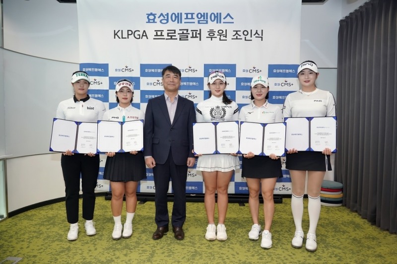 효성에프엠에스 강인식 대표이사(왼쪽에서 세 번째)와 선수들.[갤럭시아 SM 제공]