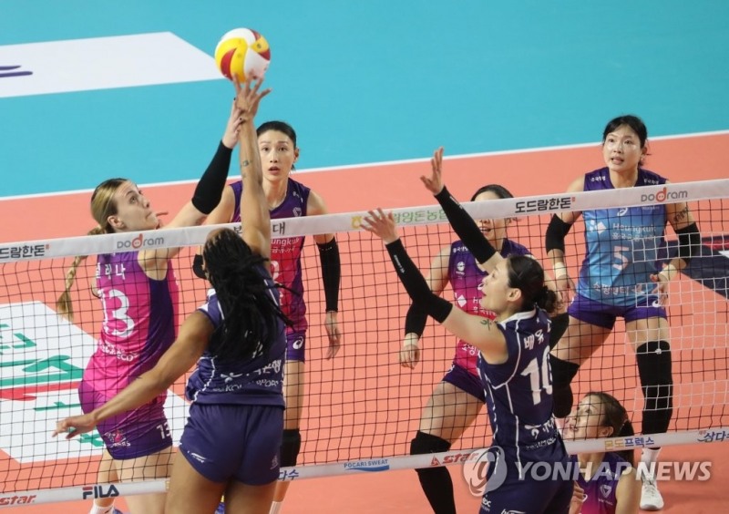 (김천=연합뉴스) 7일 오후 경북 김천실내체육관에서 열린 프로배구 도드람 2022-2023 V리그 여자부 흥국생명 핑크스파이더스와 한국도로공사 하이패스의 경기에서 양 팀 선수들이 공방을 펼치고 있다.