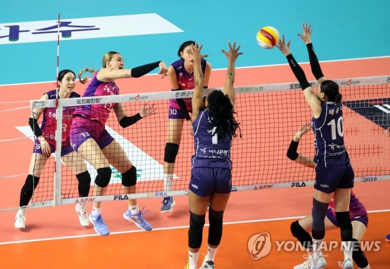 (김천=연합뉴스) 7일 오후 경북 김천실내체육관에서 열린 프로배구 도드람 2022-2023 V리그 여자부 흥국생명 핑크스파이더스와 한국도로공사 하이패스의 경기에서 양 팀 선수들이 공방을 펼치고 있다.