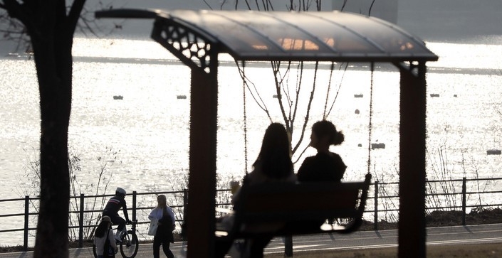 완연한 봄날씨가 이어지는 지난 7일 오후 서울 한강공원뚝섬지구에서 시민들이 휴식을 취하고 있다.